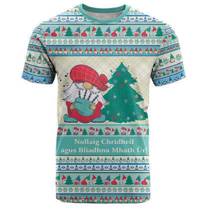 Gnome Bagpies Musical T-Shirt Nollaig Chridheil Scotland Christmas Pattern Graphic Tee