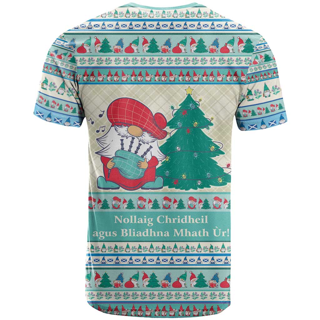 Gnome Bagpies Musical T-Shirt Nollaig Chridheil Scotland Christmas Pattern Graphic Tee