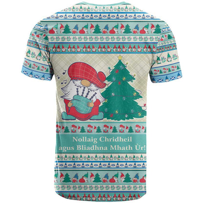 Gnome Bagpies Musical T-Shirt Nollaig Chridheil Scotland Christmas Pattern Graphic Tee