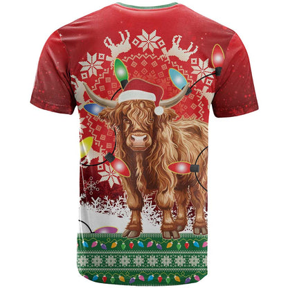 Scotland Christmas T-Shirt Highland Cow Santa - Nollaig Chridheil! Graphic Tee