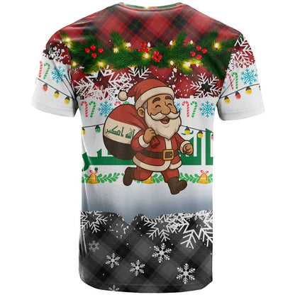 Iraq Christmas T-Shirt with Santa Carrying Gift Bag Flag Garland and Snowflake Plaid Pattern Graphic Tee